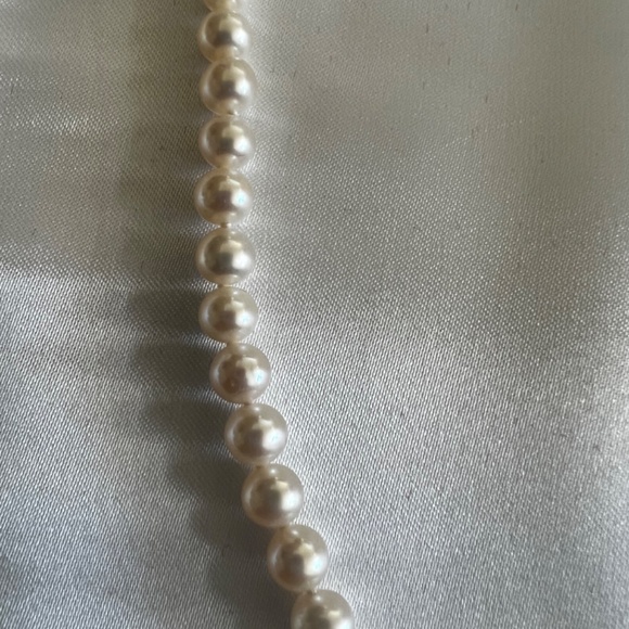18” White Pearl Necklace - Picture 8 of 11